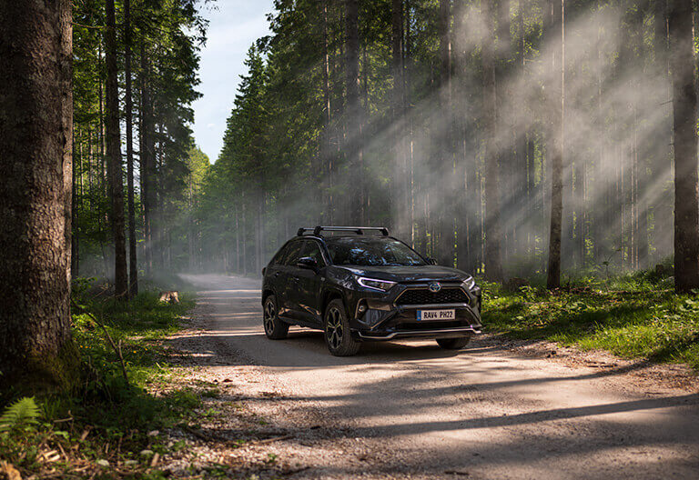 Elektrifierade bilar - laddhybridbilar, här en Toyota C-HR