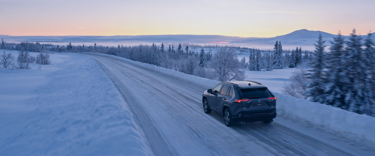 Toyota Rav4 på vinterväg