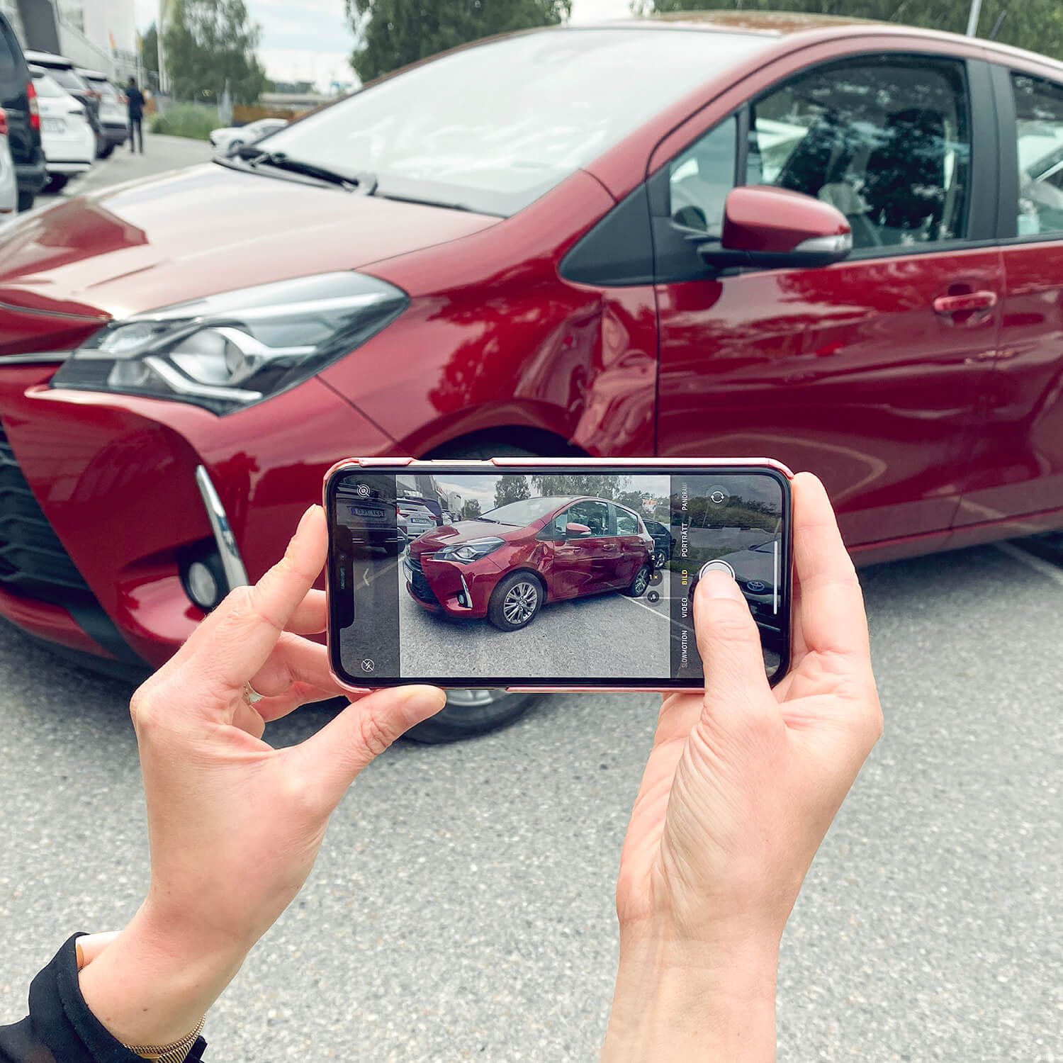 Fotografering med en mobiltelefon av en skadad Toyota