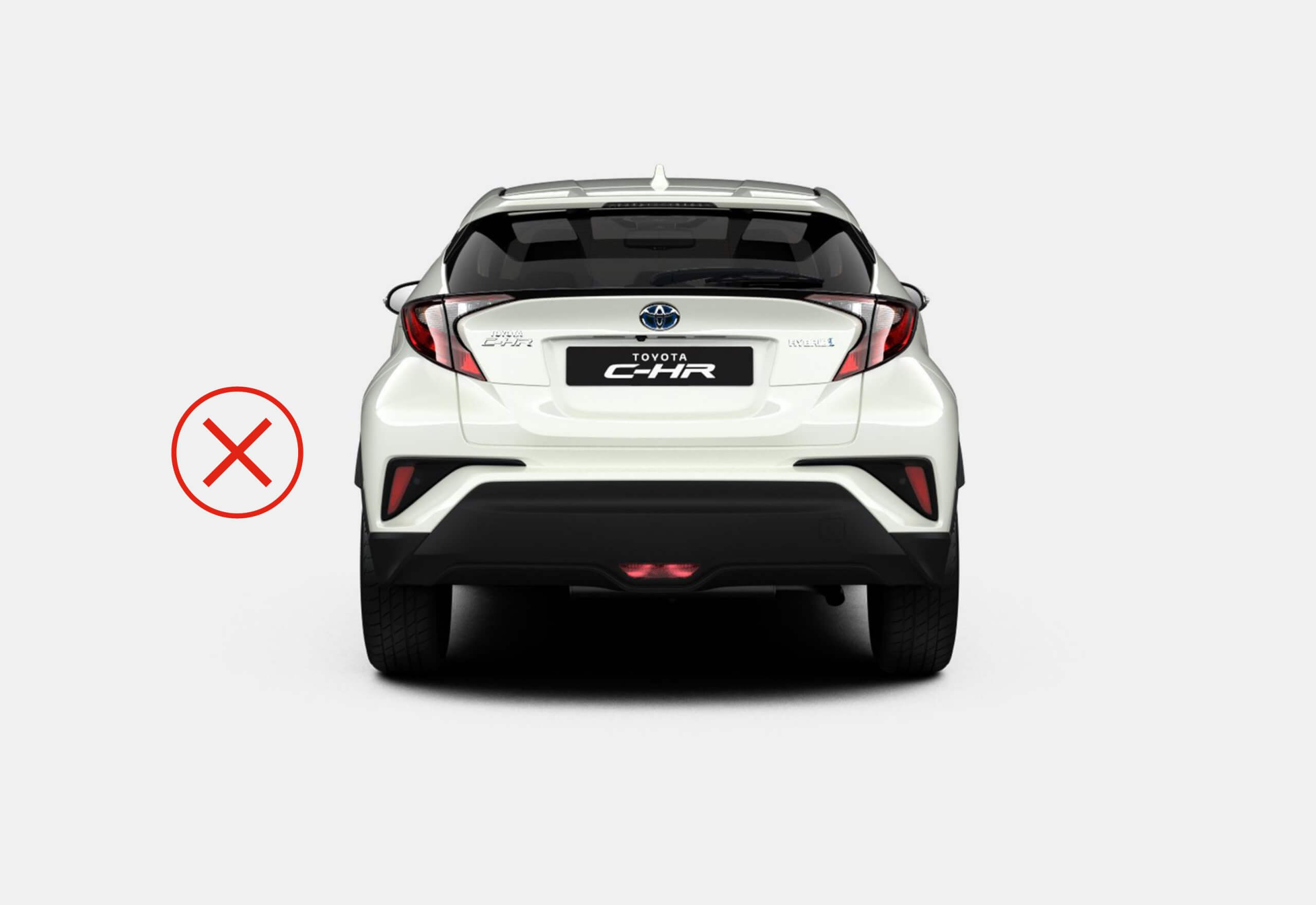 Skadebesiktning baksidan av vit Toyota C-HR