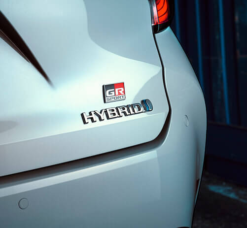 Vit Corolla GR-S Hybrid och GR Sportlogotyp