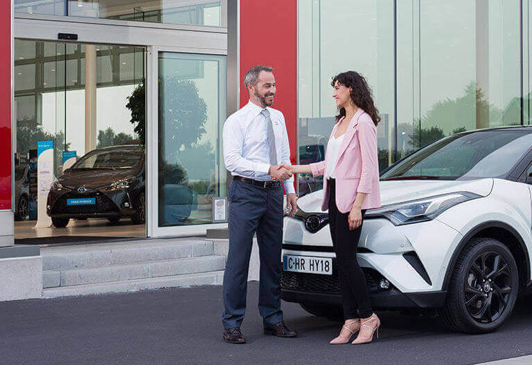 Kvinna som pratar med Toyotas personal