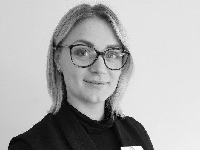 En säljare från Lindströms Bil ler och tittar in i kameran.