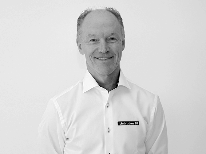 En glad anställd hos Lindströms Bil i Alingsås - Toyota återförsäljare