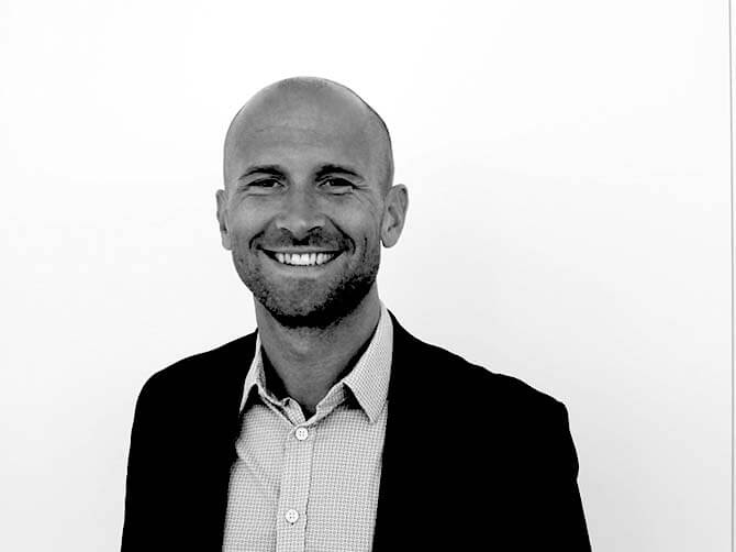 Jimmy Forsberg, försäljare på Lindströms Bil tittar in i kameran.