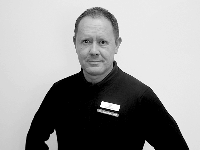 En glad anställd hos Lindströms Bil i Jönköping - Toyota återförsäljare