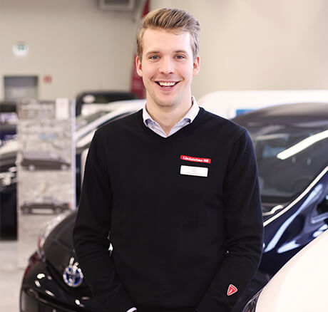 En glad kille som jobbar med Lindströms Bil
