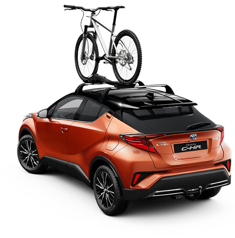 Toyota C-HR med takräcken och en cykel