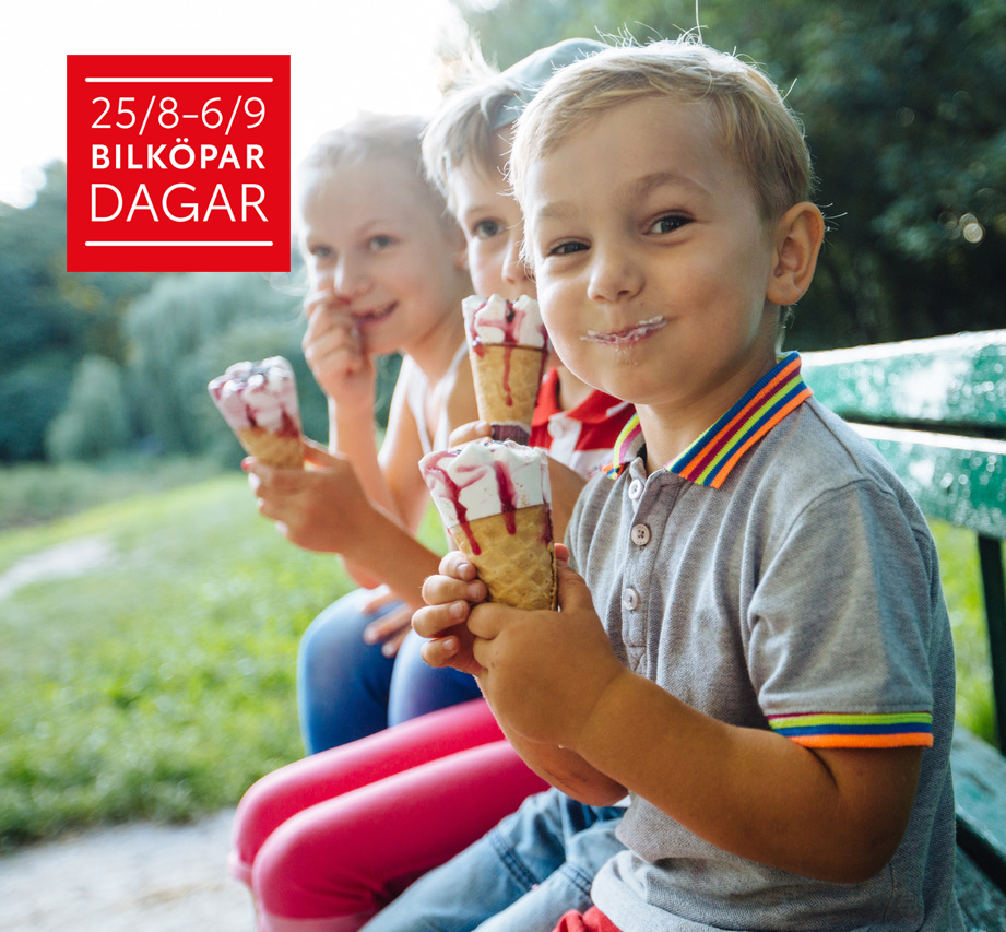 Barn sitter på en bänk och äter glass.