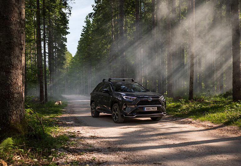Elektrifierade bilar - laddhybridbilar, här en Toyota C-HR