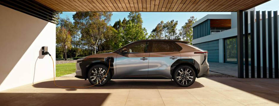 En Toyota bZ4X står på laddning.