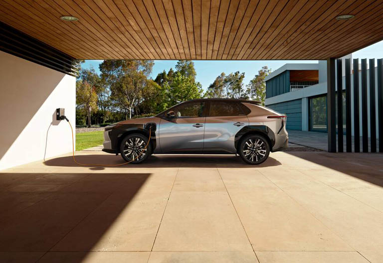En silvrig Toyota bZ4X står på laddning.