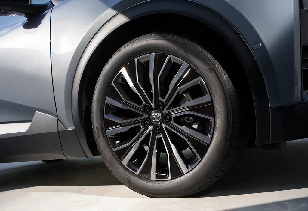 En närbild på ett par vinterdäck.