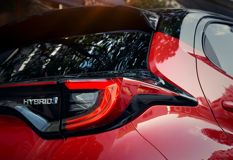 Röd Toyota Yaris Hybrid